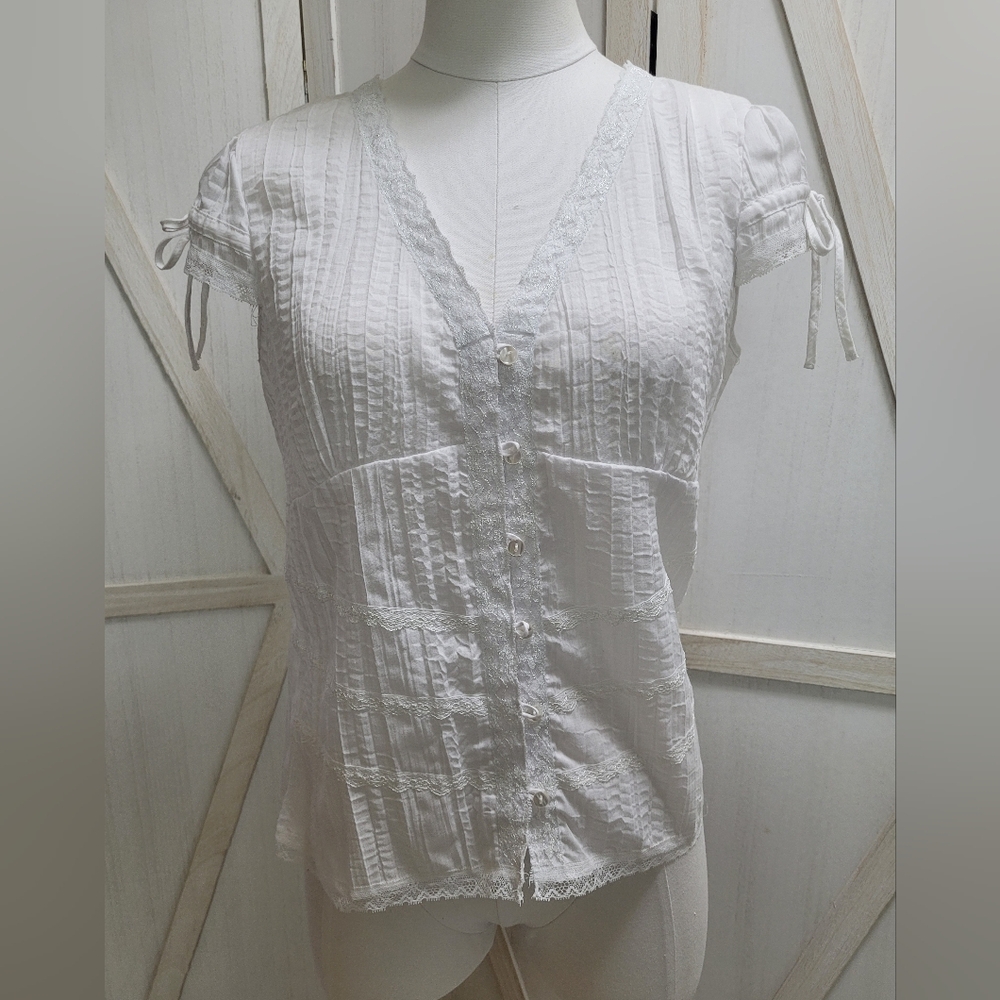 Unique Spectrum White Crinkle Cotton and Lace Blouse